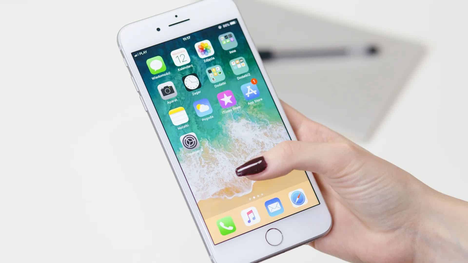 Naprawa pękniętego ekranu iPhone, telefon w ręku.