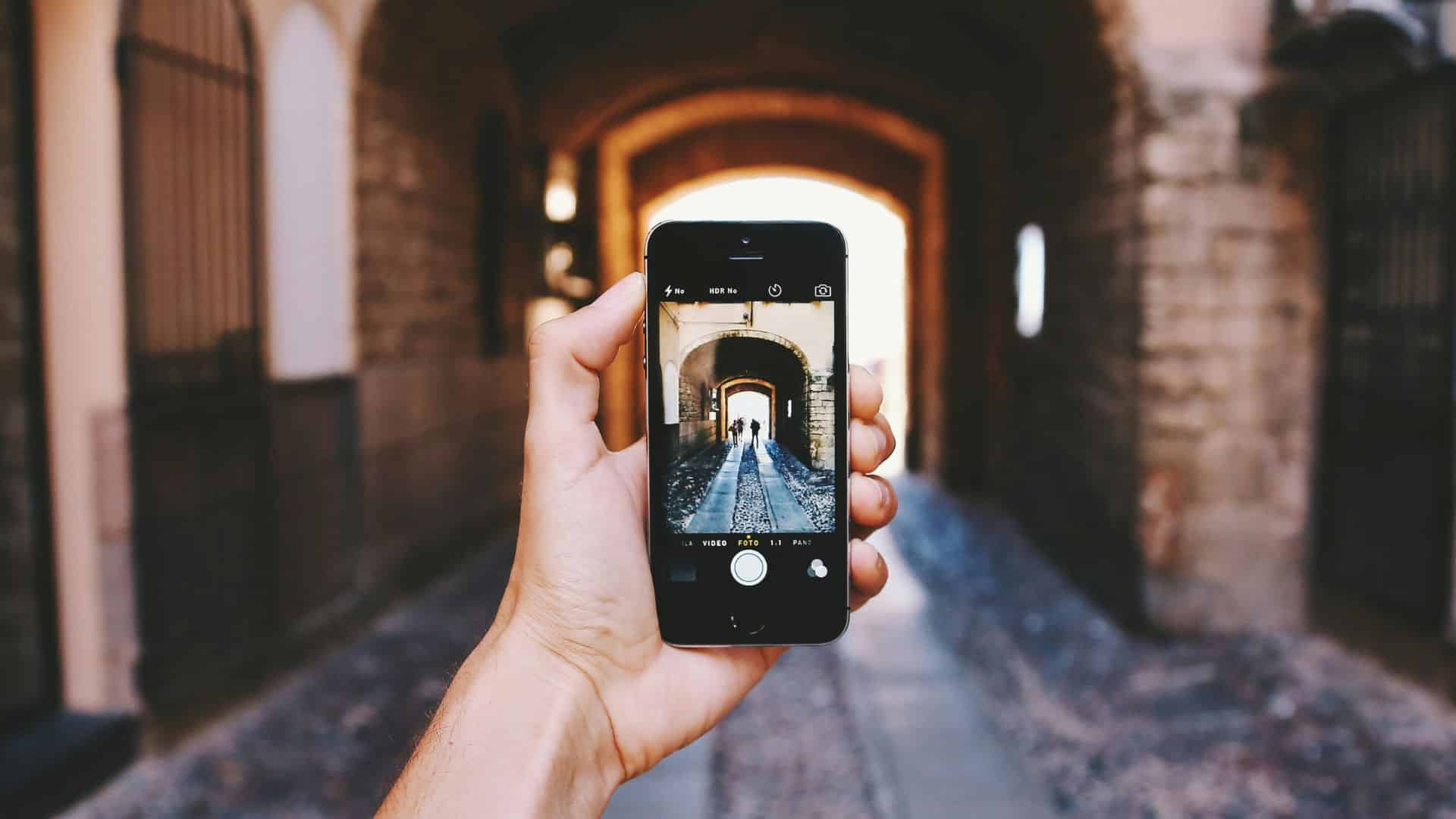 Przenoszenie zdjęć z iPhone, telefon wykonujący zdjęcie.