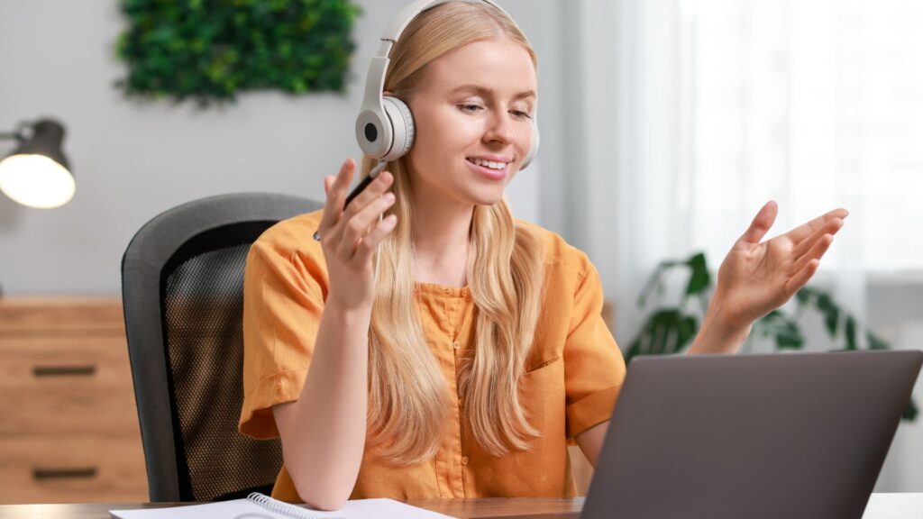 Kobieta próbuje podłączyć słuchawki do laptopa kobieta denerwuje się bo laptop nie wykrywa słuchawek