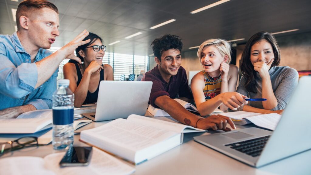 Studenci uczą się korzystając z laptopów