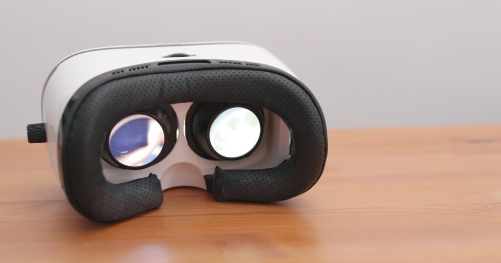 gogle-vr-na stole na stole leżą gogle vr