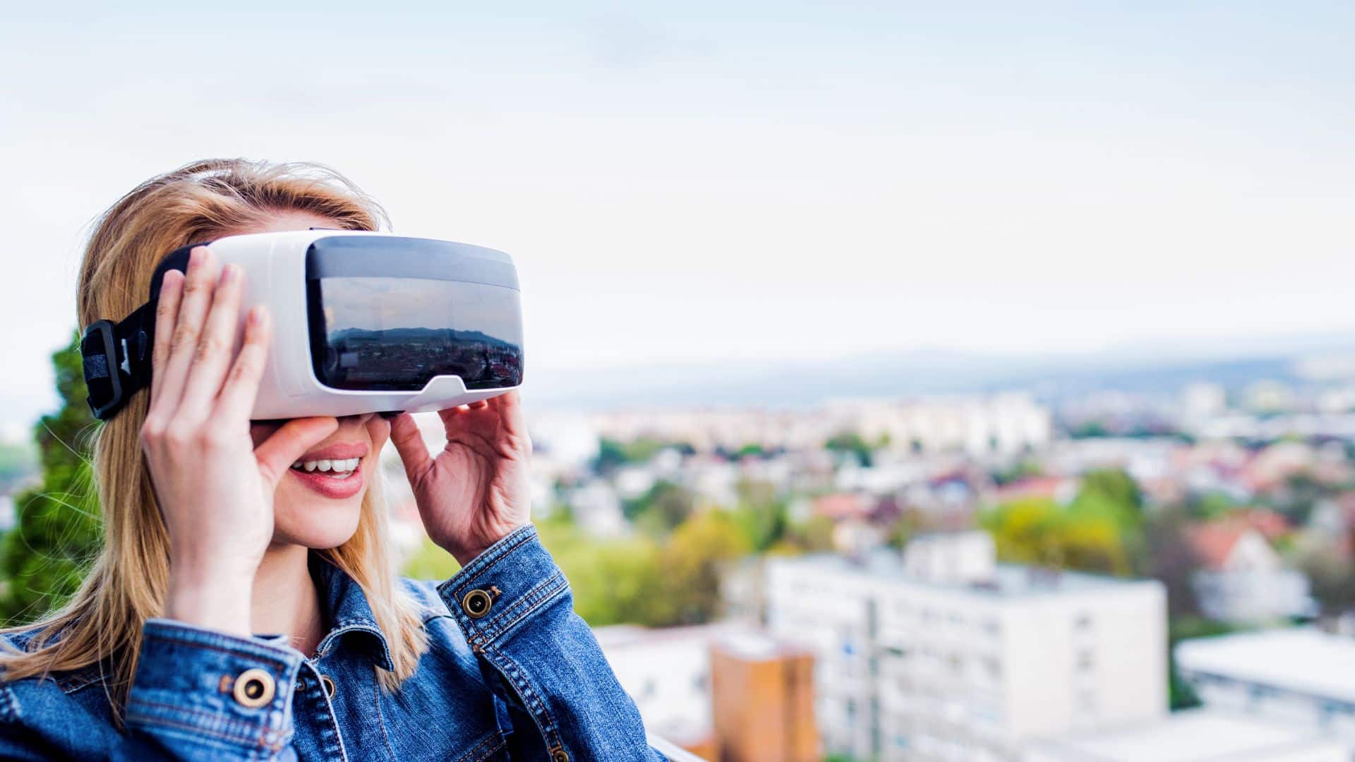 czy warto kupić gogle VR, gogle na głowie kobiety.