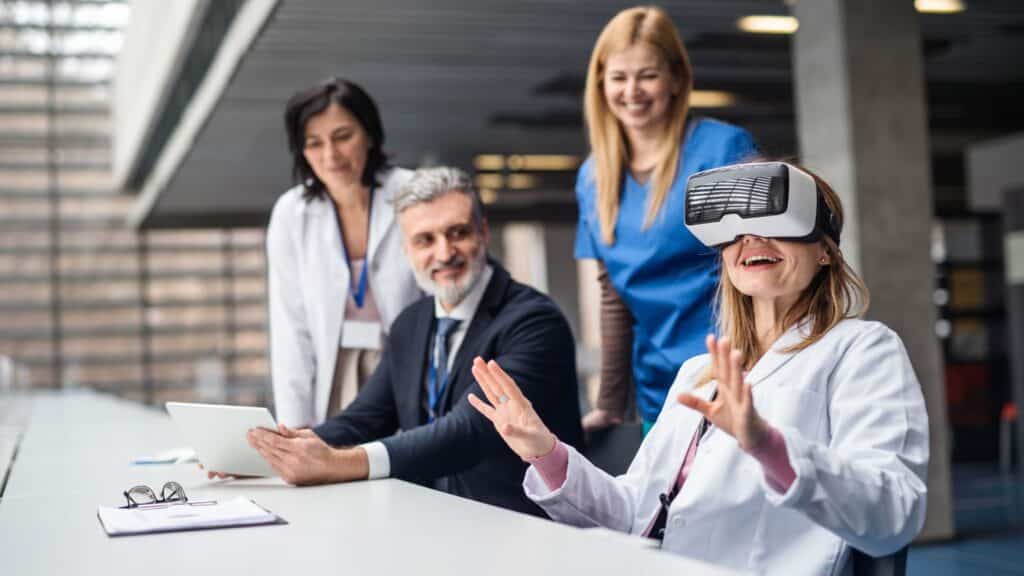 w pracy pracownicy bawią się goglami VR pracownicy w firmie testują gogle vr