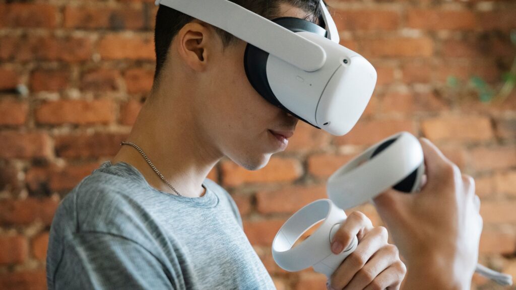 nastolatek gra w goglach VR chłopiec bawi się goglami VR