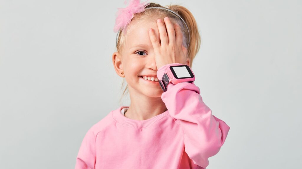 dziewczynka cieszy się ze smartwatcha