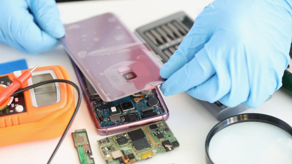 serwisant pokazuje jak wymieć tylną obudowę w telefonie