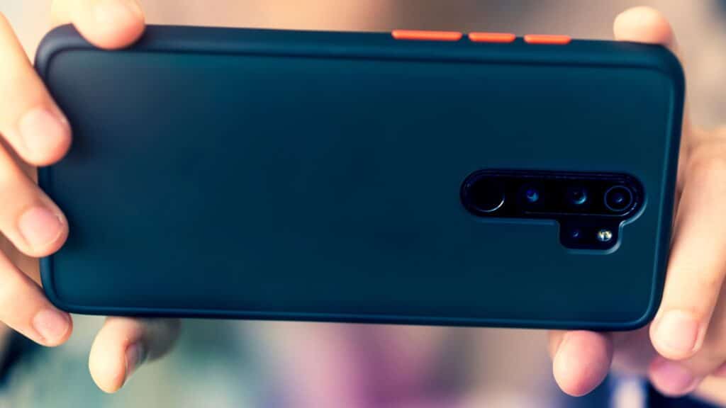 klientka pokazuje że chce wymienić tylną obudowę w telefonie