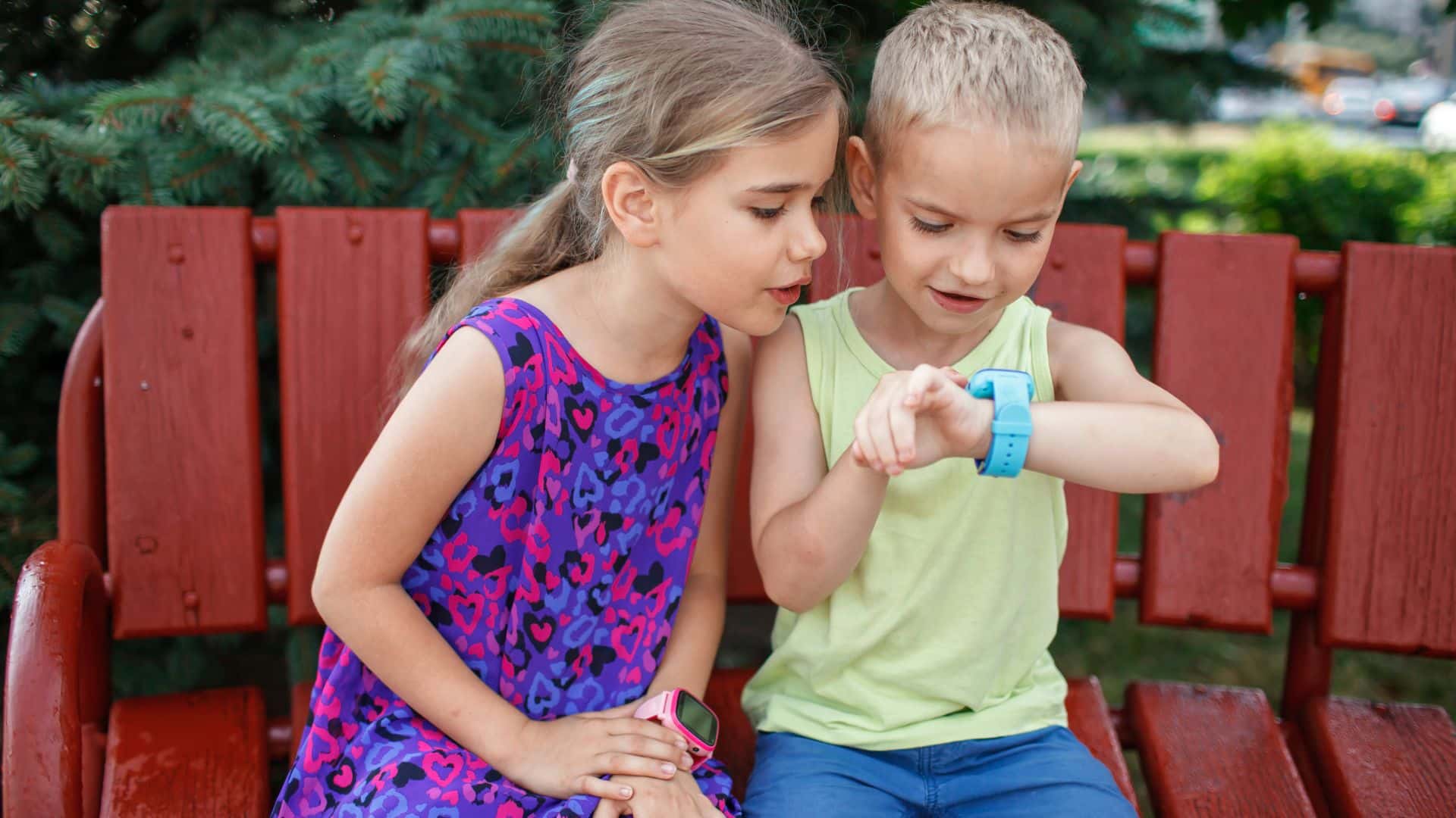Najlepsze smartwatche dla dzieci - dzieci pokazujące swoje zegarki.