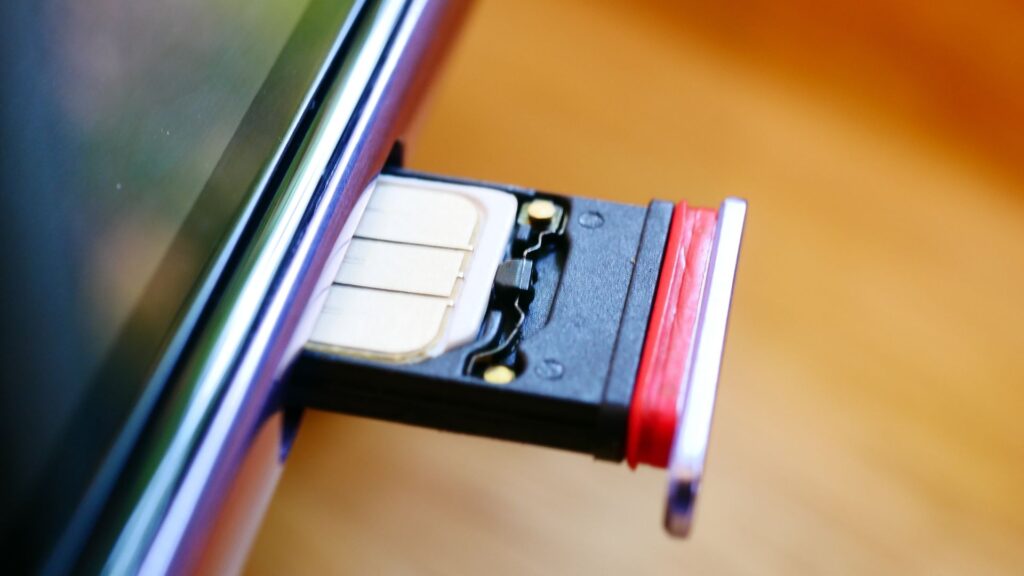 karta sim wysuwana ze smartfona klient wyjmuje kartę sim ze smartfona