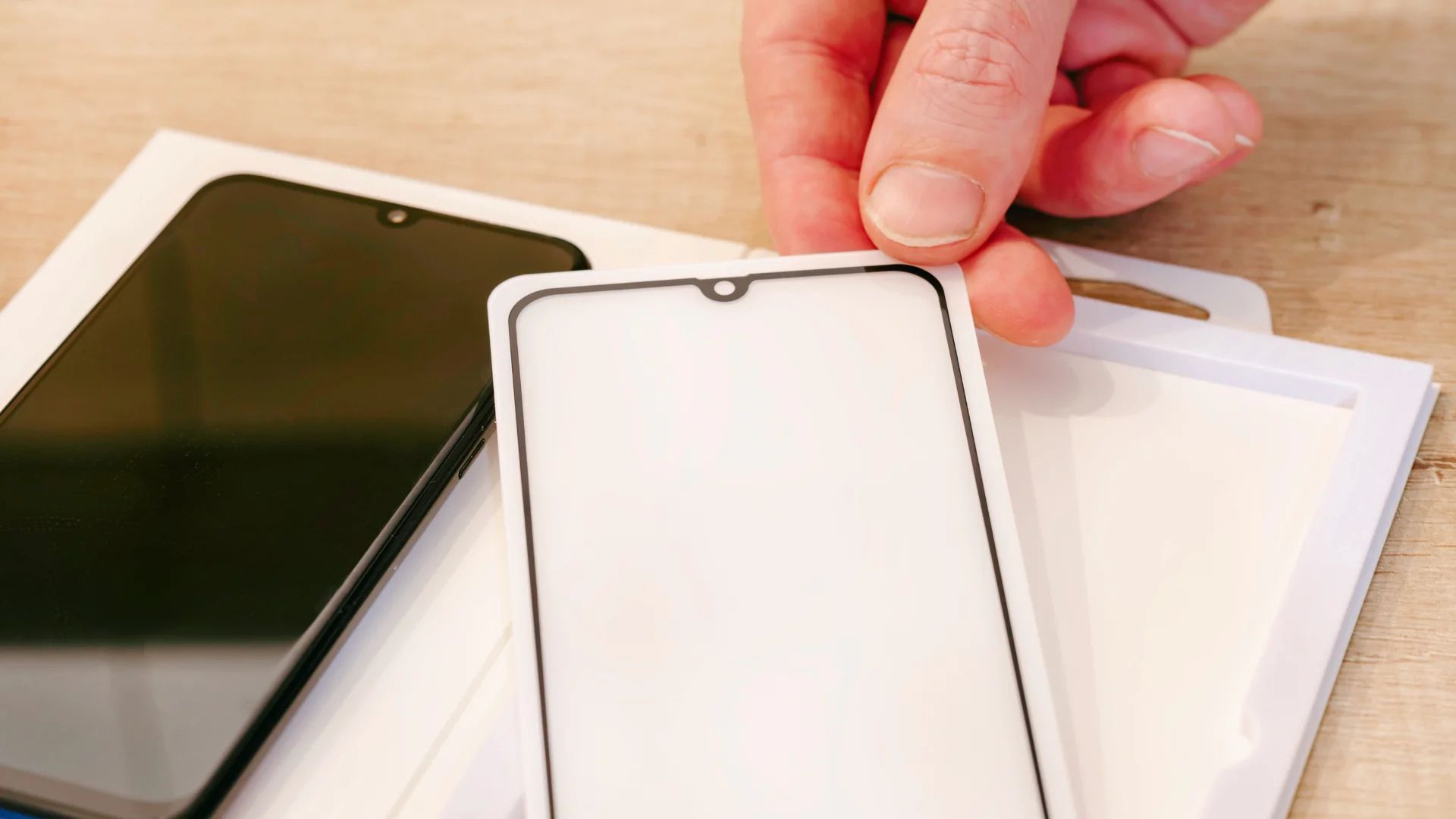 folia czy szkło na telefon