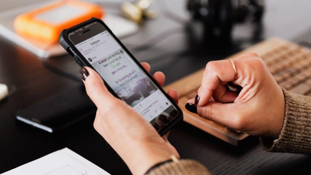 kobieta robi aktualizację w smartphone kobieta robi aktualizację telefonu