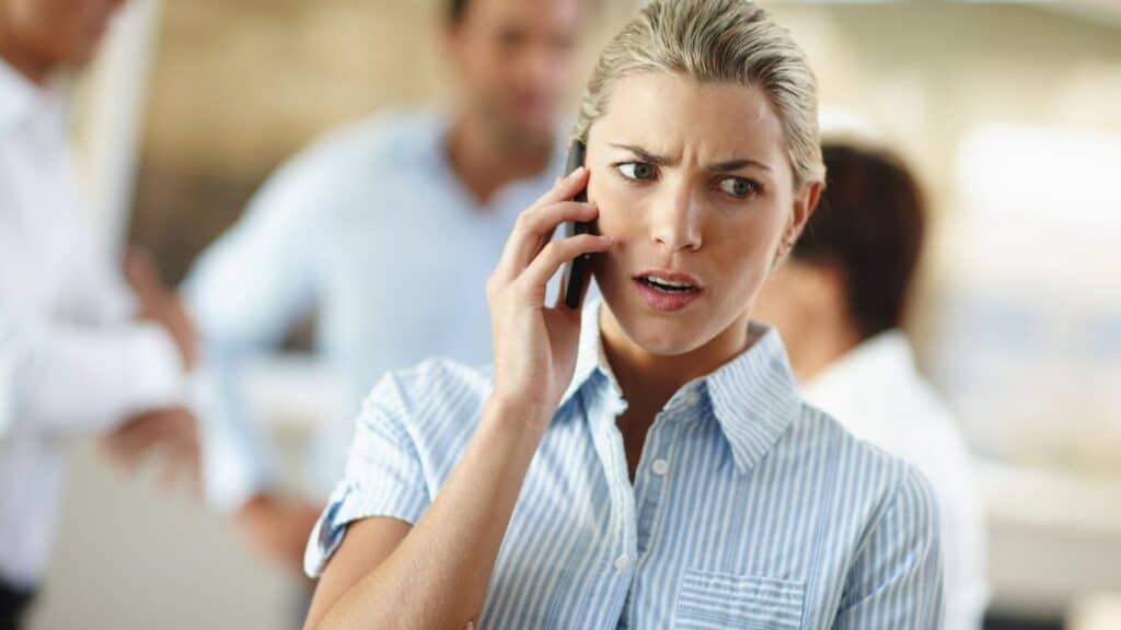 zmartwiona kobieta bo głośnik w telefonie nie działa