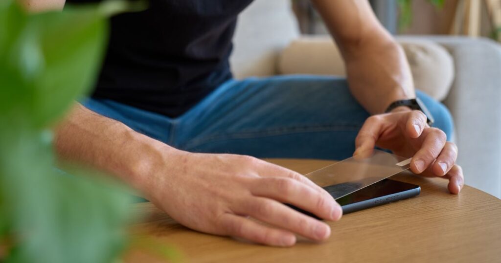 folia czy szkło na telefon naklejona