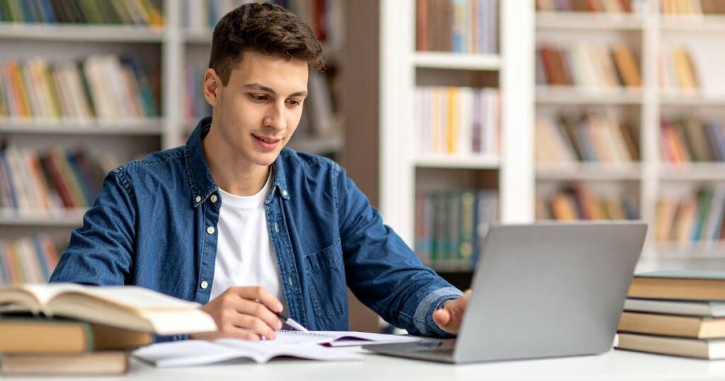 student korzysta z laptopa na uczelni