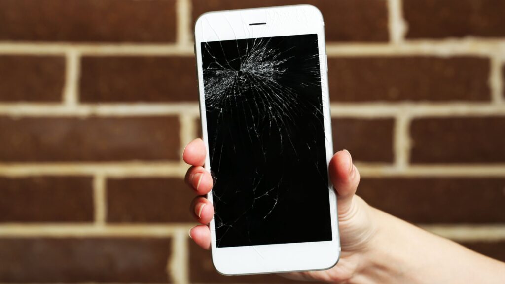 smartphone iPhone z uszkodzonym ekranem uszkodzony ekran iPhone