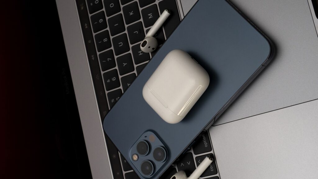 iPhone leży na klawiaturze laptopa