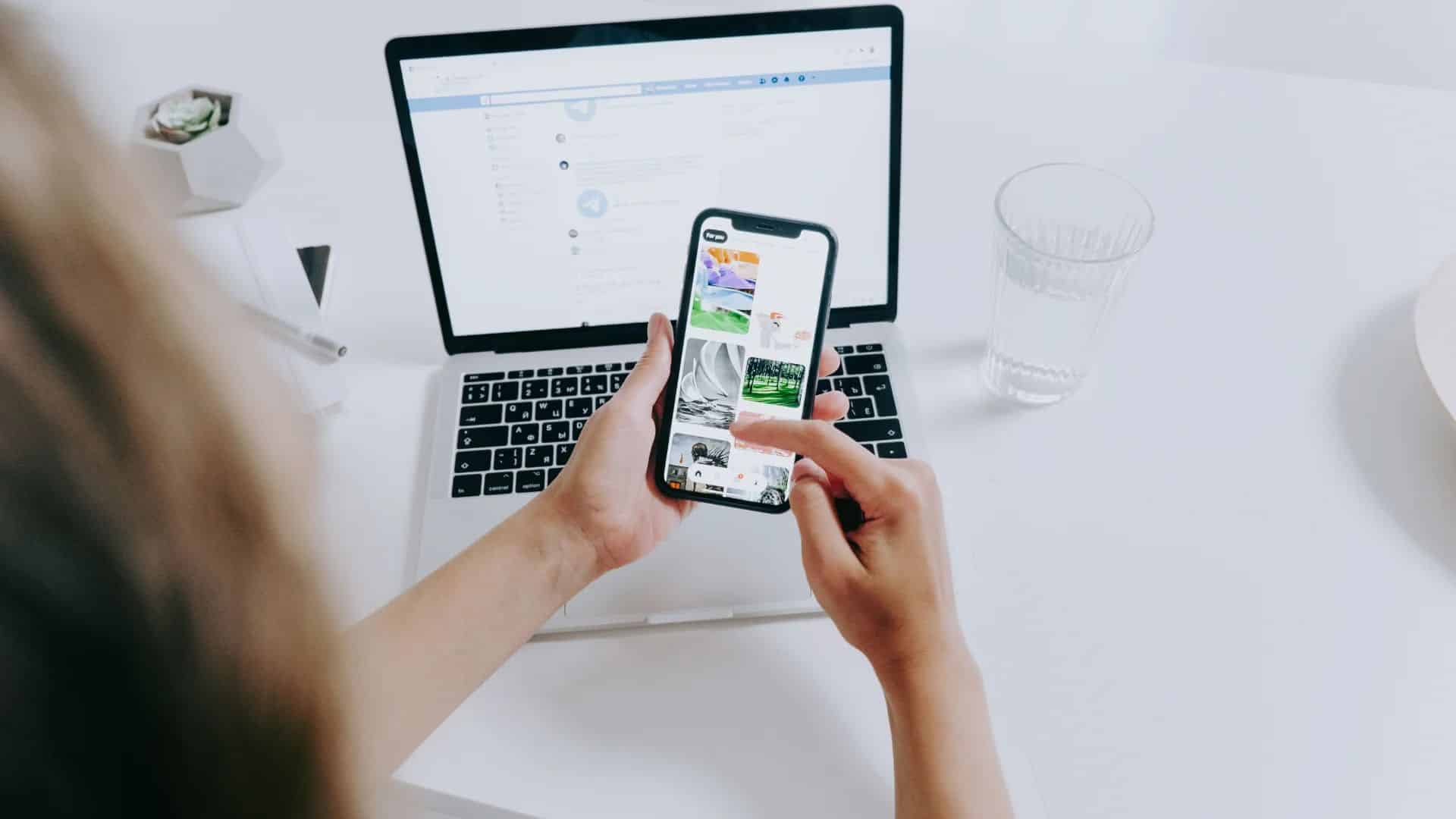 Na biurku leży laptop z telefonem. Xiaomi najczęstsze problemy