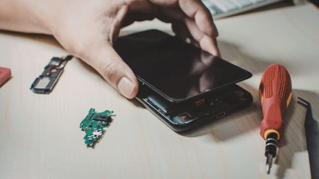 Serwisant naprawia gniazdo ładowania w Xiaomi