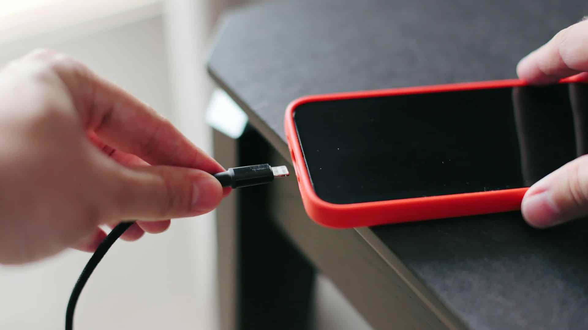 Wtyczka ładowarki wypada z telefonu