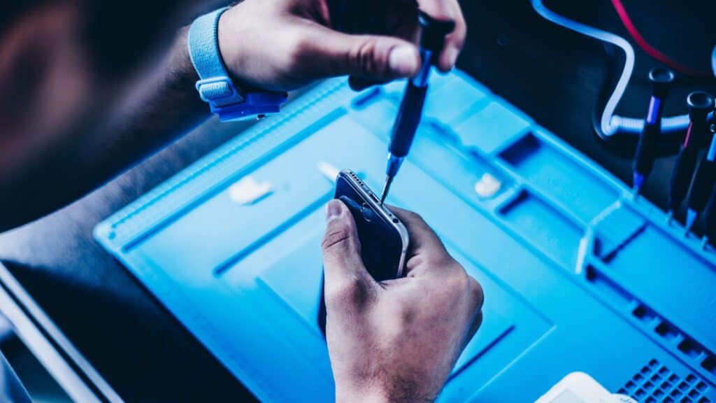 naprawa iPhone samodzielnie w domu Pan naprawia sam iPhone w domu