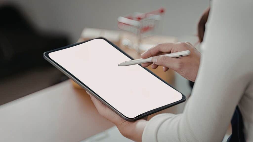 Kobieta pracuje na tablecie