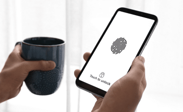 problemy z czujnikami telefon trzymany w ręku