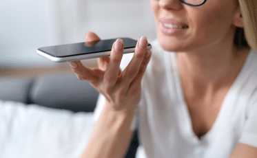 kobieta trzyma telefon z uszkodzonym głośnikiem