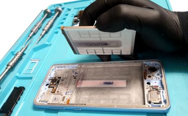 wymiana baterii akumulatora w telefonie przez serwisanta
