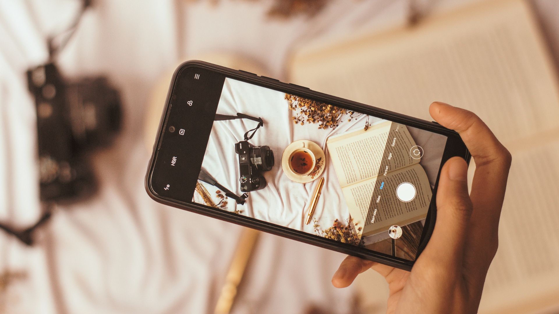 smartfony z najlepszym aparatem 2025 trzymany w ręku