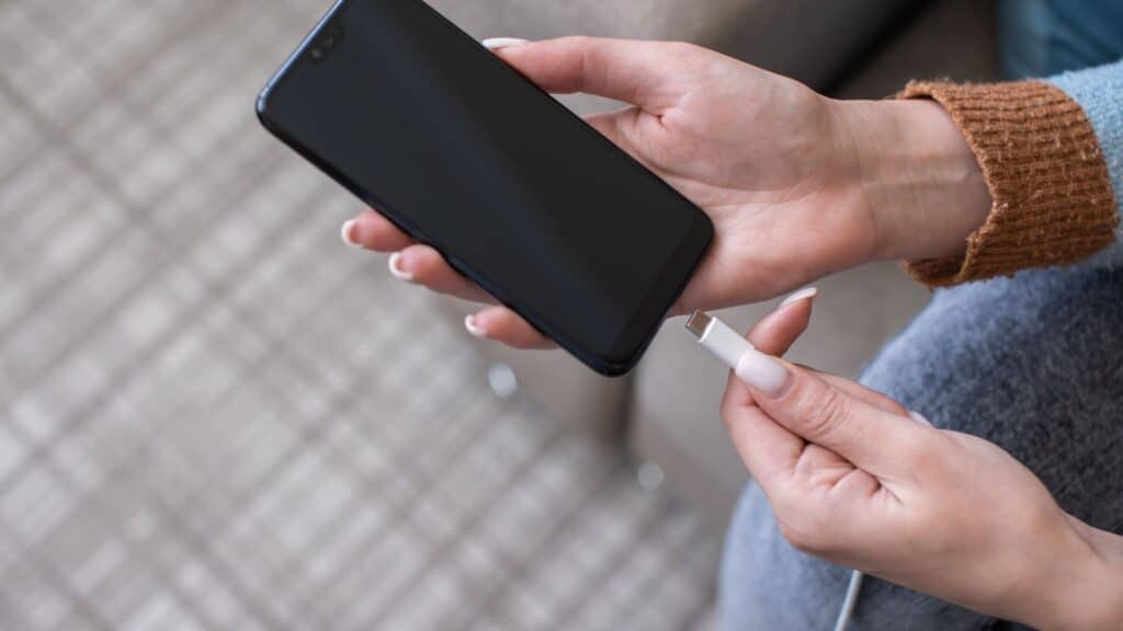 luźne gniazdo ładowania w smartfonie