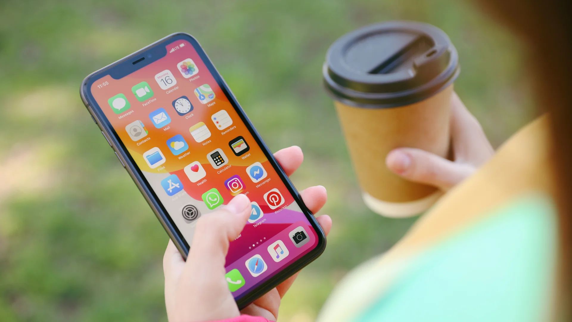 10 przydatnych aplikacji na iPhone - telefon trzymany w ręku