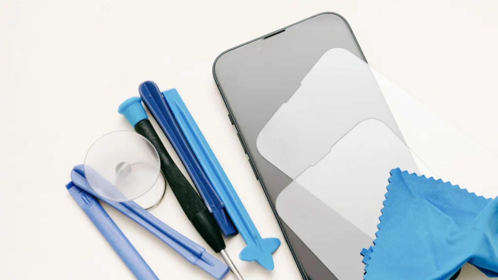 jak nakleić szybkę lub folię - telefon z folią do naklejenia