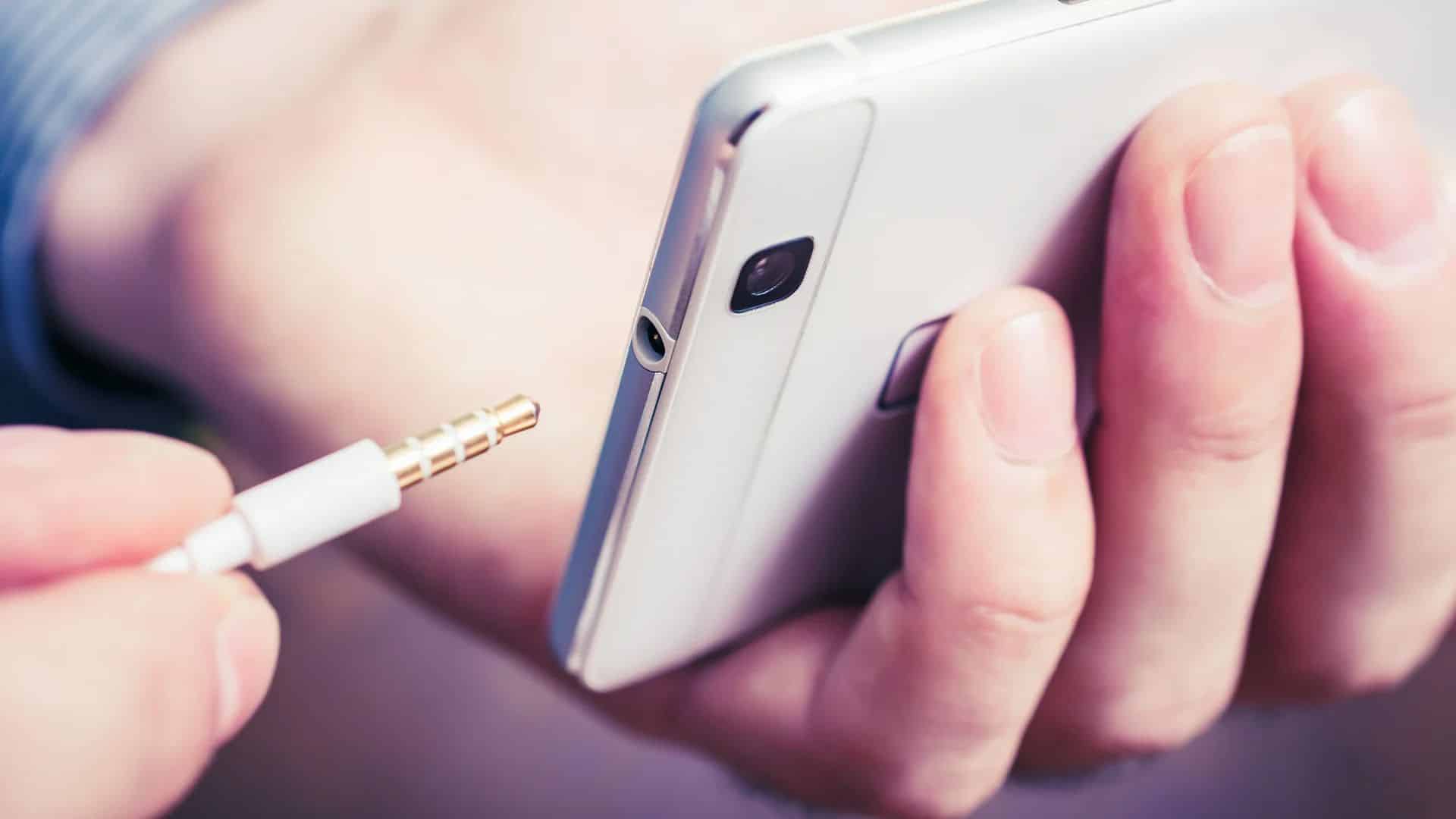 Złamany bolec słuchawek w telefonie