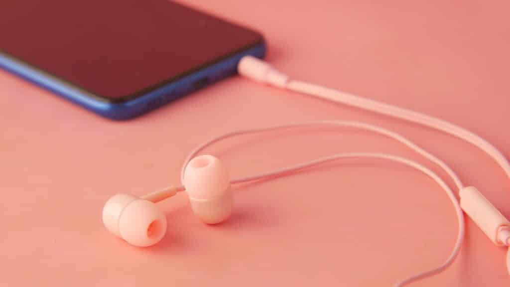 słuchawki przewodowe podłączone do telefonu