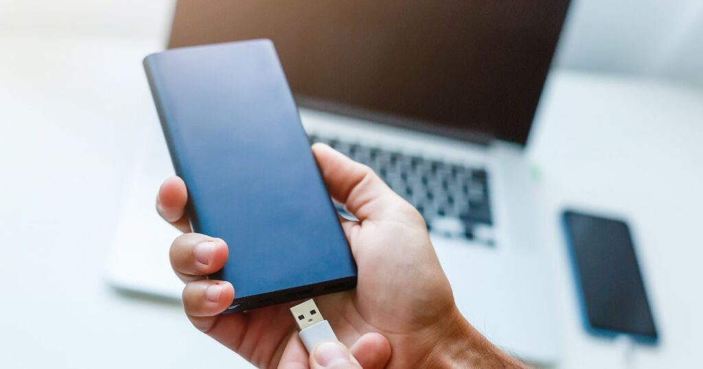 powerbank podłączony do telefonu
