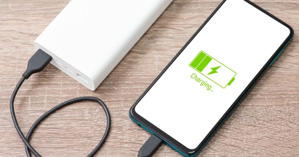 telefon ładuje się dzięki powerbankowi