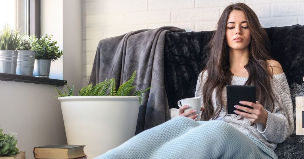 kobieta czyta książkę na ebooku