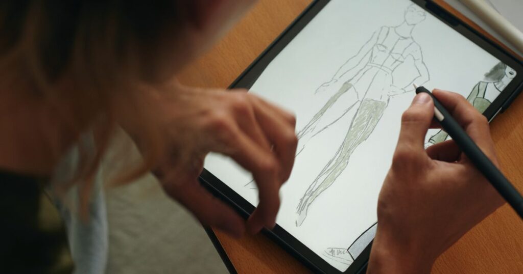student uczy się rysować na tablecie