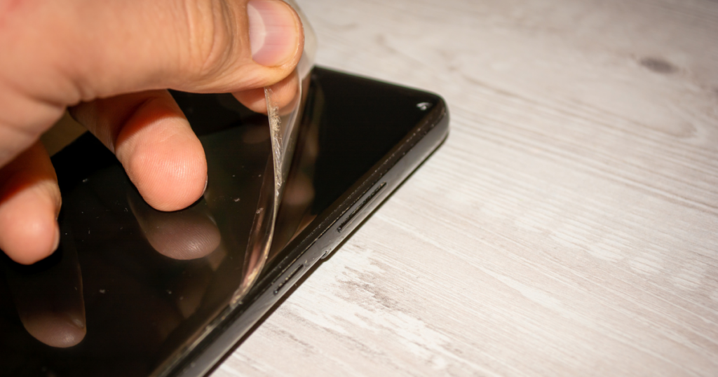 jak nakleić folię lub szkło na telefon