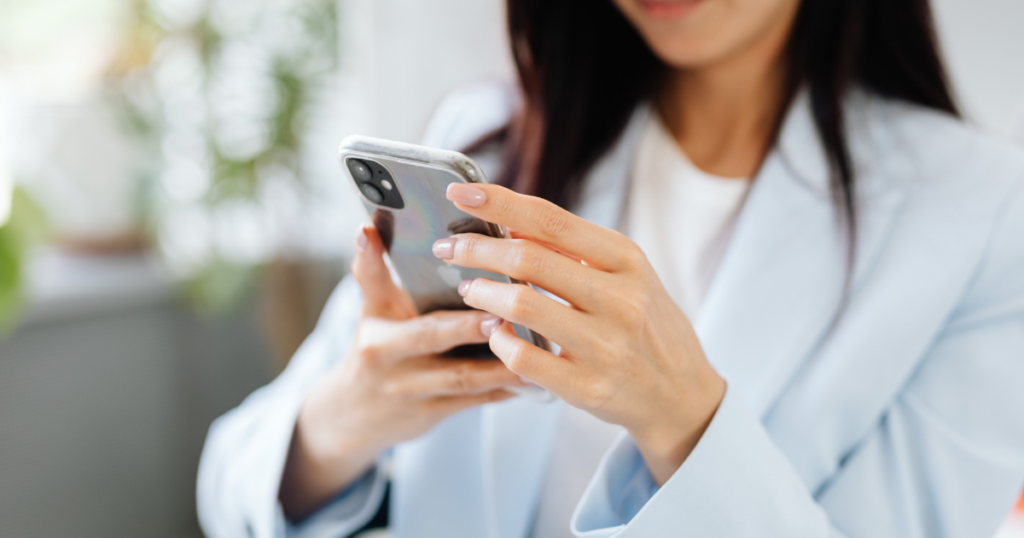 kobieta zastanawia się nad zakupem telefonu