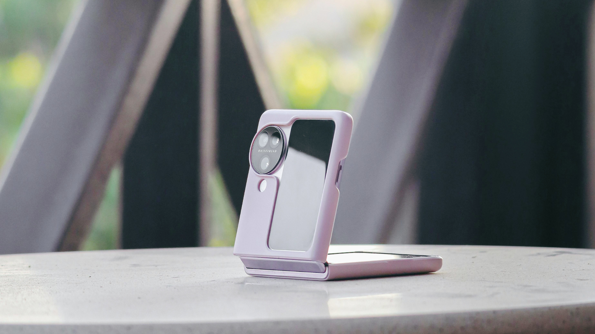 Telefon składany Samsung leży na stole.