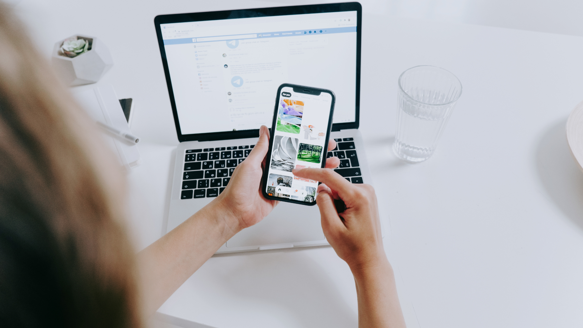 Na biurku leży laptop z telefonem. Xiaomi najczęstsze problemy.