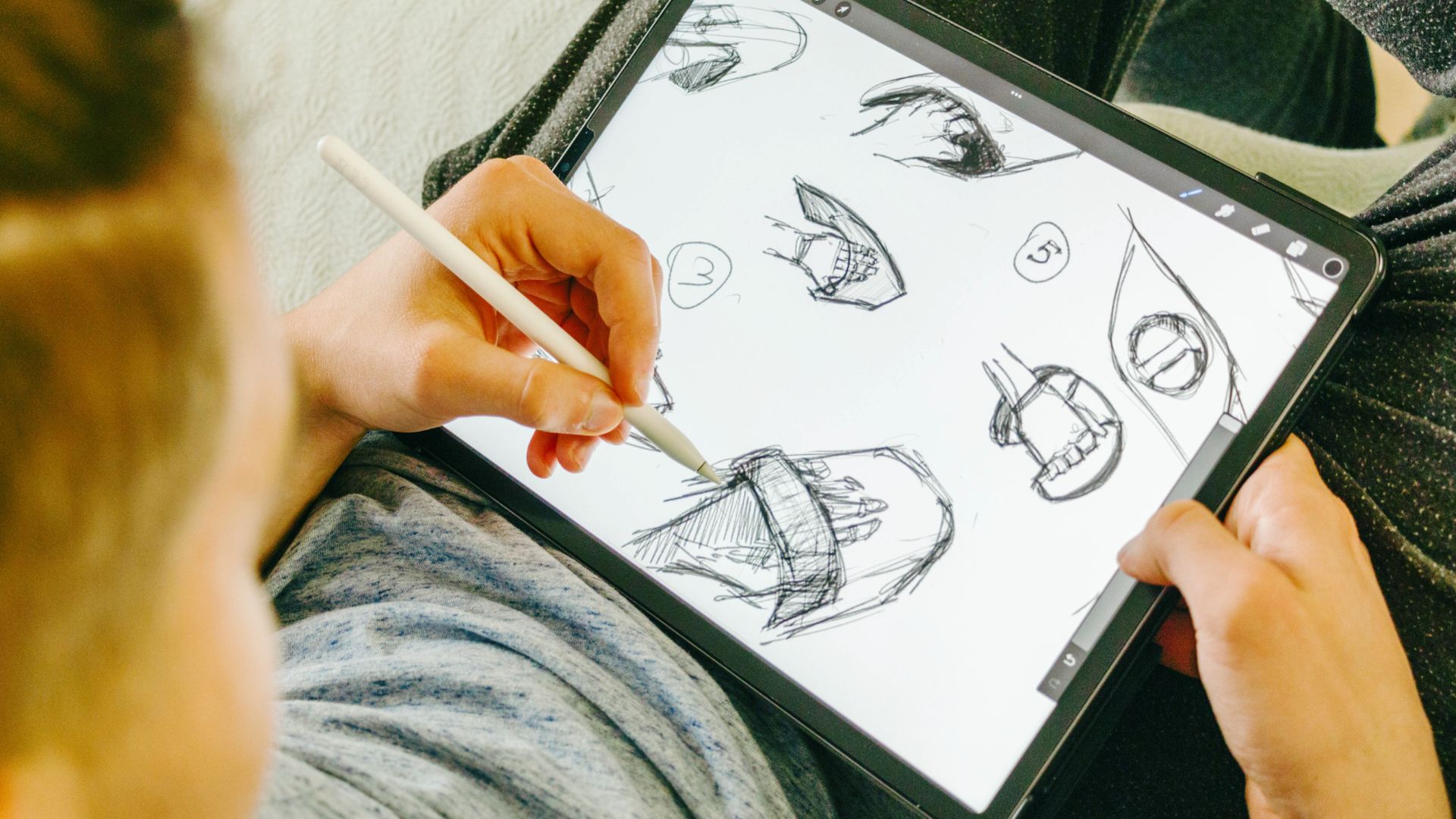 Tablety do rysowania - mężczyzna rysuje na tablecie
