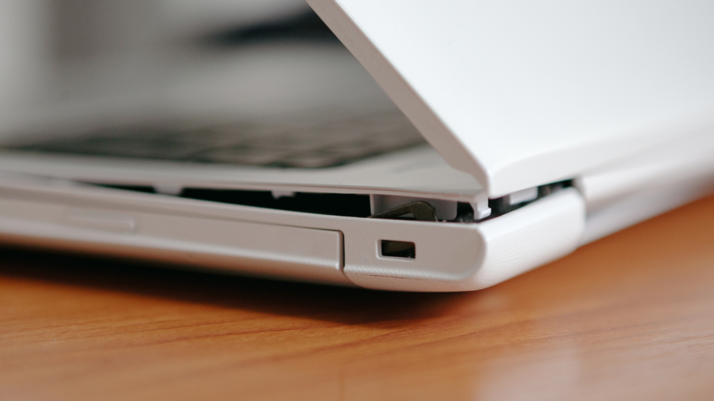 wymiana obudowy w laptopie naprawa laptopów uszkodzenia mechaniczne