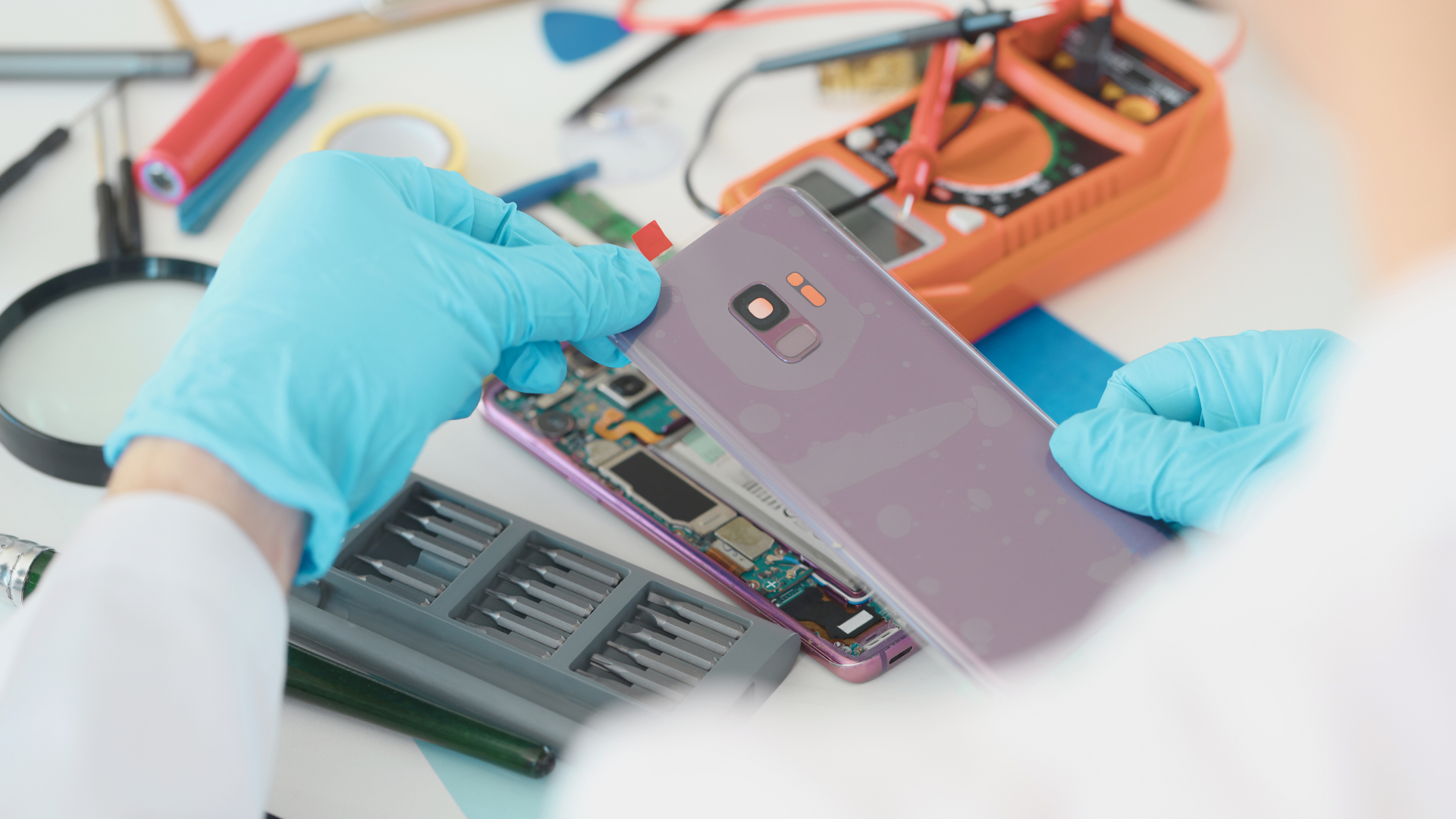 Jak wymienić tylną obudowę, serwisant wymienia klapkę w telefonie