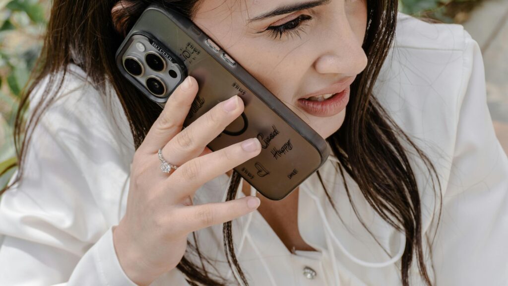 Kobieta rozmawia przez telefon Oppo Find N5