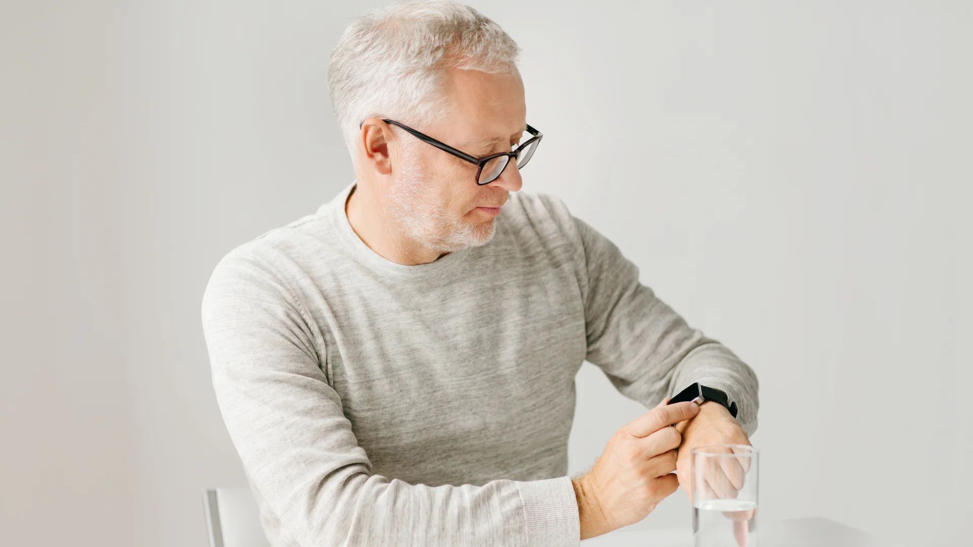 najlepszy smartwatch dla seniora - mężczyzna ma na ręku zegarek