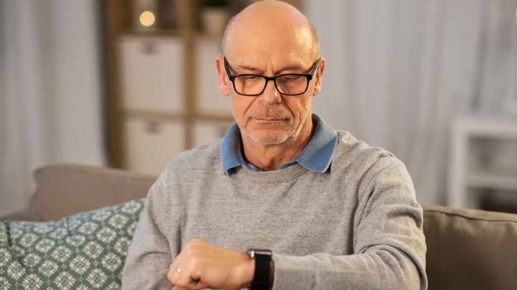 smartwatch na ręku seniora