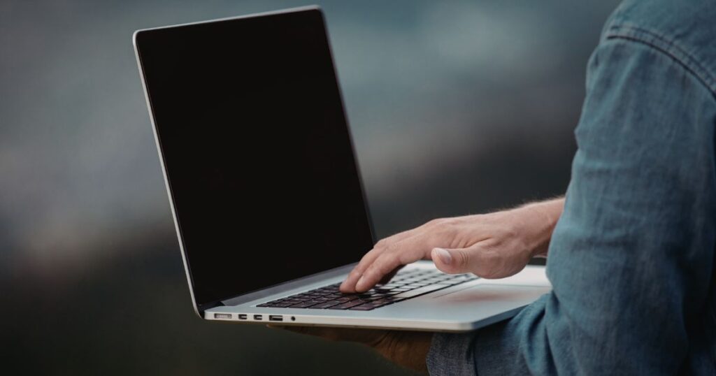 klient oddaje do naprawy laptop czarny ekran