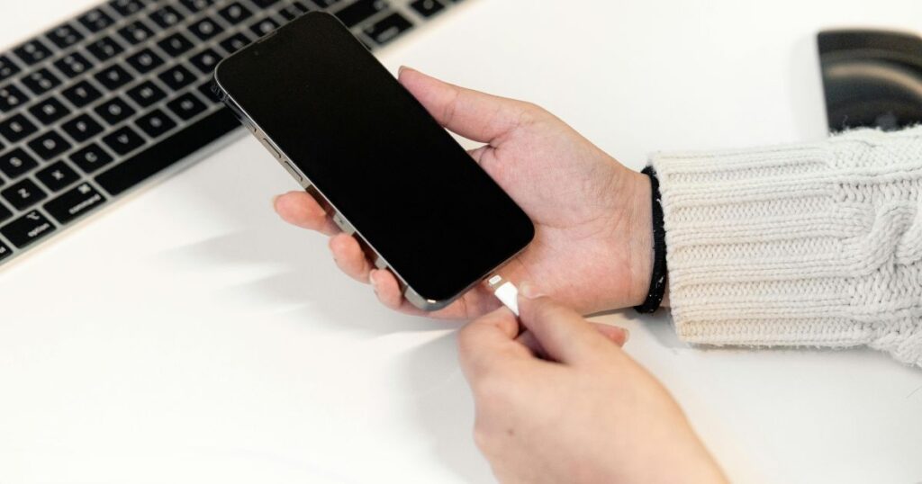 iphone-podlaczony-do-komputera telefon iphone podłączony do komputera
